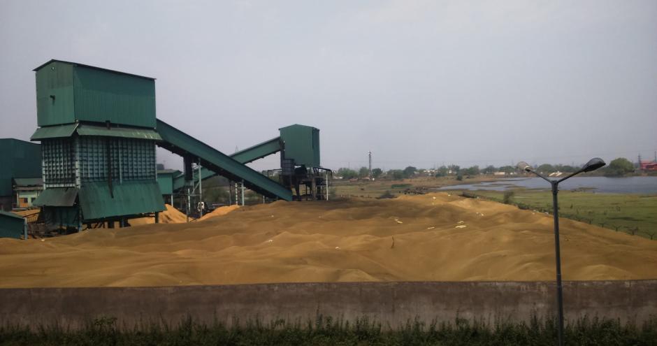 rice_husk_storage_in_yard-3